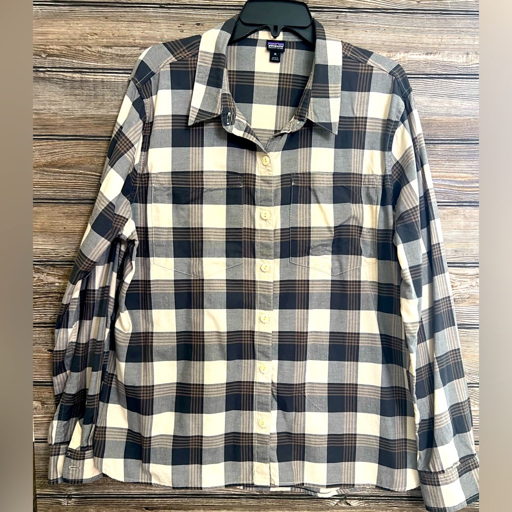 Patagonia woman’s button up shirt light weight size XL